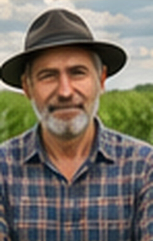 Fermier într-un câmp cultivat